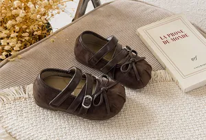 Retro braune Kleinkind Mädchen Mary Jane Schuhe mit süßer Schleife und weicher Sohle.