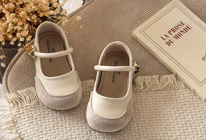 French style toddler girls princess shoes detail view, soft sole beige flat leather single shoes.