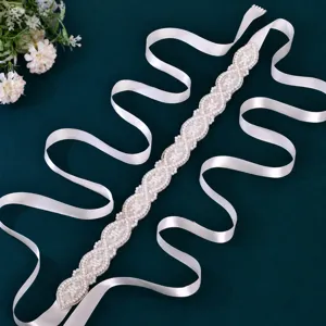 Elegante cinturón de novia de perlas y pedrería con cinta de satén blanco para vestido.