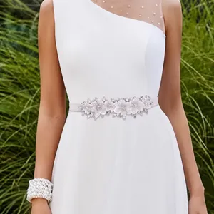 Vista dettagliata della lussuosa cintura da sposa in strass con perle cucite a mano.