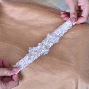 Weisses elastisches Spitzen Strumpfband Oberschenkelring sexy Lingerie Accessoire Blüte.