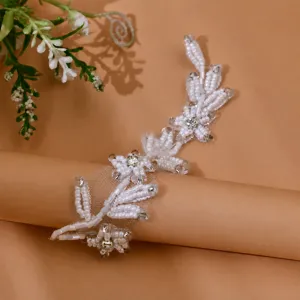 Applicazione di pizzo di perline bianche, motivo a foglia di fiore di paillettes fai-da-te.