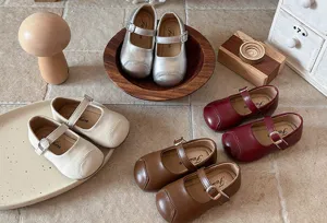 Girls French style leather Mary Jane shoes soft sole flat princess shoes detail display