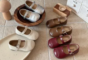 Korean style girls leather Mary Jane shoes, soft sole princess shoes, detail view.