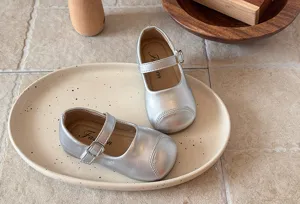 Kids silver Mary Jane shoes with soft sole, classic low heel flat princess shoes for daily wear.
