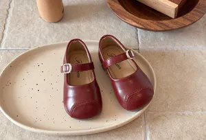 Burgundy girls Mary Jane flat shoes detail, soft sole retro style kids dress princess shoes.