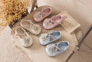 Detailaufnahme von Kleinkind Prinzessin Schuhen mit funkelnden Strasssteinen und Schleifen.