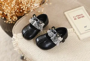 Zapatos de cuero negro con punta partida para niñas, con volantes de encaje y lazos bonitos.