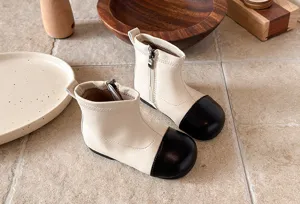 Schicke zweifarbige Kinderstiefel, beige-schwarze stylische Martin Boots mit Seitenreißverschluss.