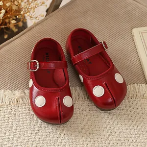 Detailopname van retro rode split-toe stippen Mary Jane schoenen voor peutermeisjes, zachte zool.