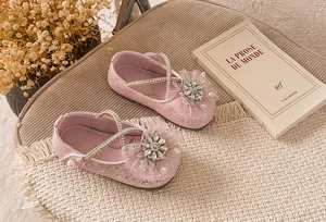 Mädchen rosa Glitzer Strass Schleife Prinzessin Schuhe Detail mit zarter Schneeflocken Kristall Deko.