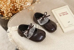 Zapatos de princesa de cuero para niñas con lindo lazo de encaje y suela suave para niños.