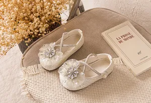 Detailansicht von funkelnden Kleinkinder Mädchen Prinzessin Schuhen mit Strass und Schleife.
