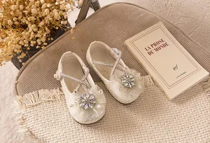 Detailansicht glitzernder Mädchen Prinzessin Schuhe mit Strass, Schleife und Riemen.