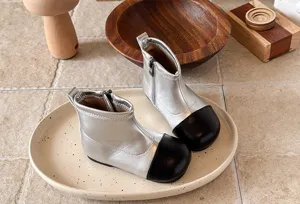 Modische Kleinkindstiefel in Silber mit schwarzer Kappe und bequemer weicher Sohle.