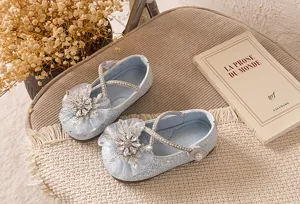 Mädchen Glitzer Prinzessin Schuhe mit funkelnden Kristall Schneeflocken Schleifen und Perlriemen.
