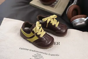 Kids retro casual sneakers with contrasting yellow laces and stylish side stripes for boys and girls.