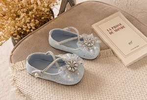 Mädchen glitzernde Strass Schleife Prinzessin Schuhe, hellblaue flache Kinderschuhe.