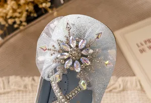 Nahaufnahme Detail von funkelnden blauen Prinzessinnen Schuhen mit Strass Schneeflocke und Schleife.