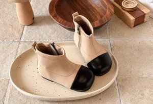 Kinder Kurzstiefel Detailansicht, beige schwarzes Design, weiche Sohle, eleganter Stil.