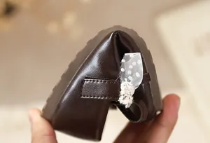 Vista detallada de cerca de la flexibilidad de la suela de cuero suave para zapatos infantiles.
