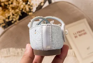 Detail von Kinder Glitzer Prinzessinnenschuh, hellblaues glänzendes Obermaterial.