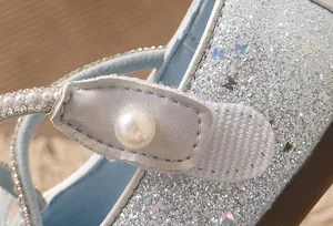 Glitzernde Kinder Prinzessin Schuhe Detailaufnahme, elegante Strasssteine und Perlen-Design.