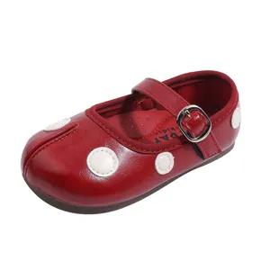 Rode Mary Jane peuterschoenen met polkadots, gesloten teen en handige gespsluiting.