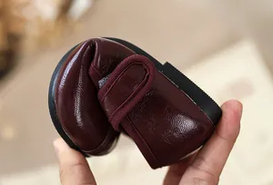 Zachte zool kinder leren schoenen detail flexibel bordeaux ontwerp voor meisjes dagelijks.
