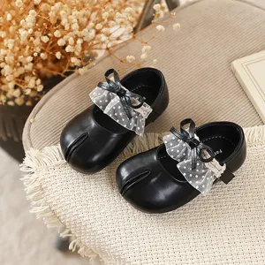 Zapatos de cuero para niñas con punta partida, volantes de encaje de lunares y lazo.