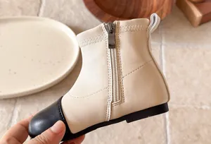 Details der zweifarbigen Kleinkinder-Kurzstiefel mit seitlichem Reißverschluss und Sohle.