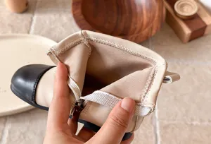 Nahaufnahme der zweifarbigen Kinderstiefel mit weichem Innenfutter und Reißverschluss.