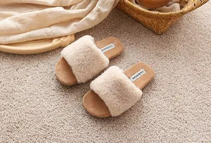 Chaussons moelleux et confortables pour filles avec bout carré et fourrure douce en beige.