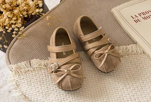 Kleinkind Mädchen Vintage weiche Sohle Lederschuhe Detail, elegante Riemen und Schleife.