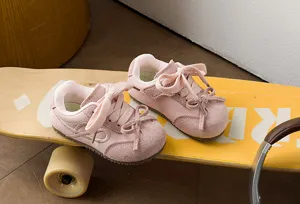 Zapatillas casuales de cuero rosa para niños con lindo detalle de lazo y diseño de gamuza.