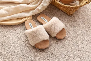 Pantoufles plates et duveteuses pour femmes, chaussures d'intérieur confortables en peluche douce.