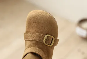 Vintage retro soued paidikes botes, kafe malaka mpotakia me agrafa gia koritsia fthinoporina.