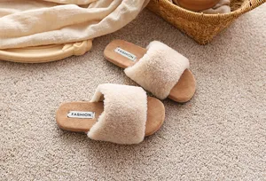 Pantoufles moelleuses pour filles avec dessus en peluche douce et bout carré plat.
