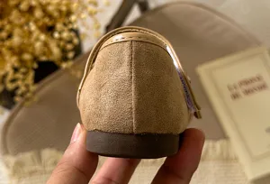 Detailansicht der braunen Retro-Flachschuhe für Kinder mit weicher Wildleder-Textur und Stil.