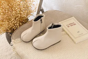 Botas beige con punta dividida para niños, botines cortos elegantes con cremallera.