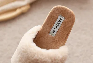 Chaussons moelleux et confortables avec bout carré et semelle intérieure douce pour l'automne.