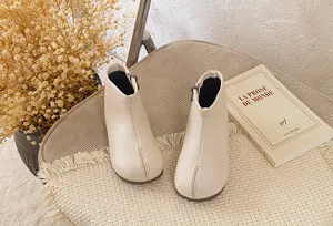 Botines beiges con punta dividida en detalle, suela suave, calzado elegante de moda.