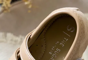 Nahaufnahme Detail von beige Vintage Kinder Leder Schuhe weiche Sohle Innenfutter Textur.
