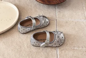 Toddler girls silver polka dot mary jane shoes with bow detail, soft sole flat shoes.