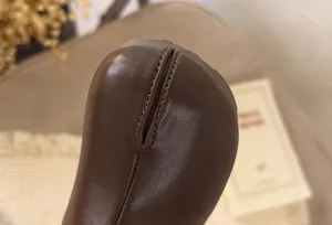 Vista detallada de botas estilo británico con punta dividida y suela suave y cómoda.