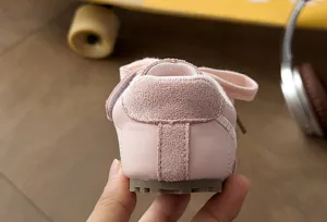 Detalle del talón de zapatilla infantil, ante y suela retro para uso diario muy cómodo.