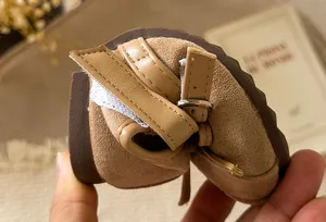 Detailansicht weicher Kleinkinderschuhe aus Leder, flexible Prinzessinnenschuhe für Mädchen.