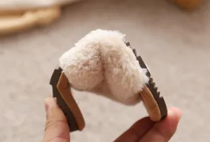 Gros plan de pantoufles moelleuses montrant une semelle souple et une texture pelucheuse.