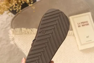 Botas de niños marrones suela de goma detalle con patrón antideslizante talla 23.