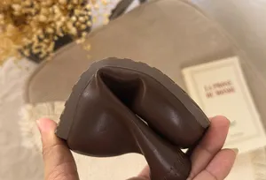 Primer plano detallado de botas marrones con punta dividida suaves y muy flexibles.